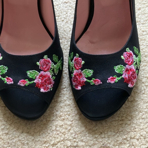 NWT MOSCHINO black fabric peep toe heels w floral beading. Floral delight 7. - Picture 2 of 11